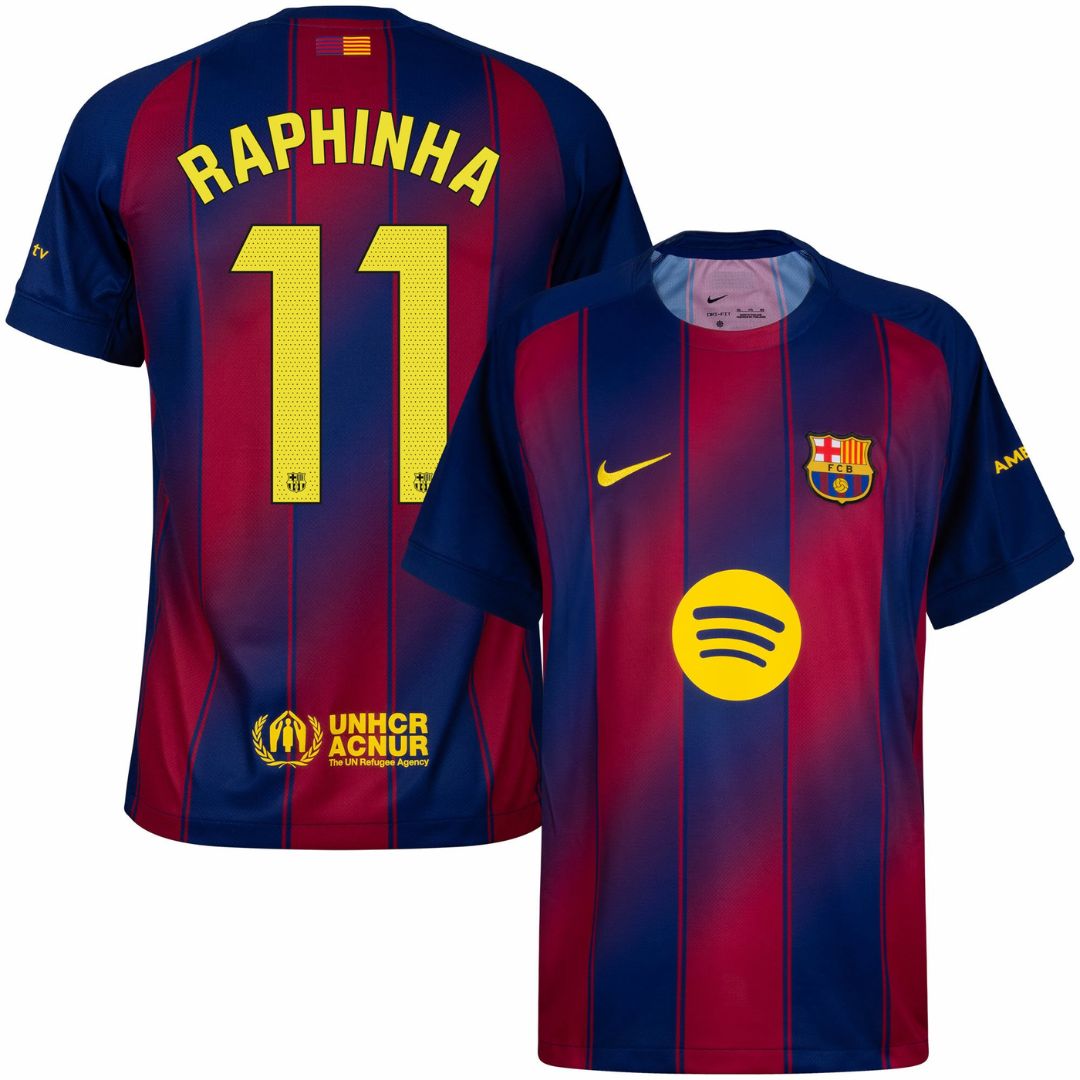 Camisa Barcelona home 25/26 #11 Raphinha com design azul e grená, detalhes do jogador e logo do clube.