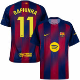 Camisa Barcelona home 25/26 #11 Raphinha com design azul e grená, detalhes do jogador e logo do clube.