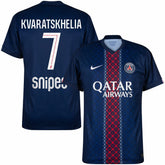 Camisa PSG home 25/26 #7 Kvaratskhelia azul, com detalhes em vermelho e logotipo da equipe.