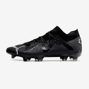 Chuteira Puma Future FTR FG Preto em ângulo lateral, ideal para desempenho em campo.