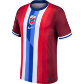 Camisola Noruega home 24/25 Vermelho com listras vermelhas, brancas e azuis, logo da Nike e da seleção da Noruega.
