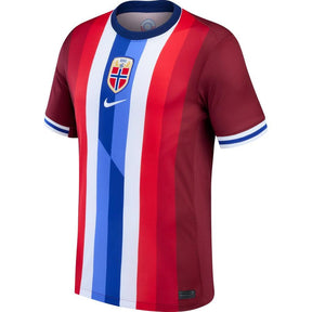 Camisola Noruega home 24/25 Vermelho com listras vermelhas, brancas e azuis, logo da Nike e da seleção da Noruega.