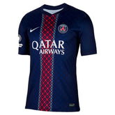 Camisa PSG home 25/26 azul com detalhes em vermelho, disponível na Olympic Store.