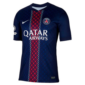 Camisa PSG home 25/26 azul com detalhes em vermelho, disponível na Olympic Store.
