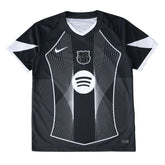 Camisa de futebol Barcelona com design moderno e logo da Nike, disponível na OLYMPIC STORE.