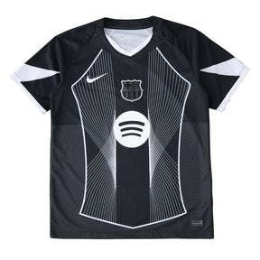 Camisa de futebol Barcelona com design moderno e logo da Nike, disponível na OLYMPIC STORE.