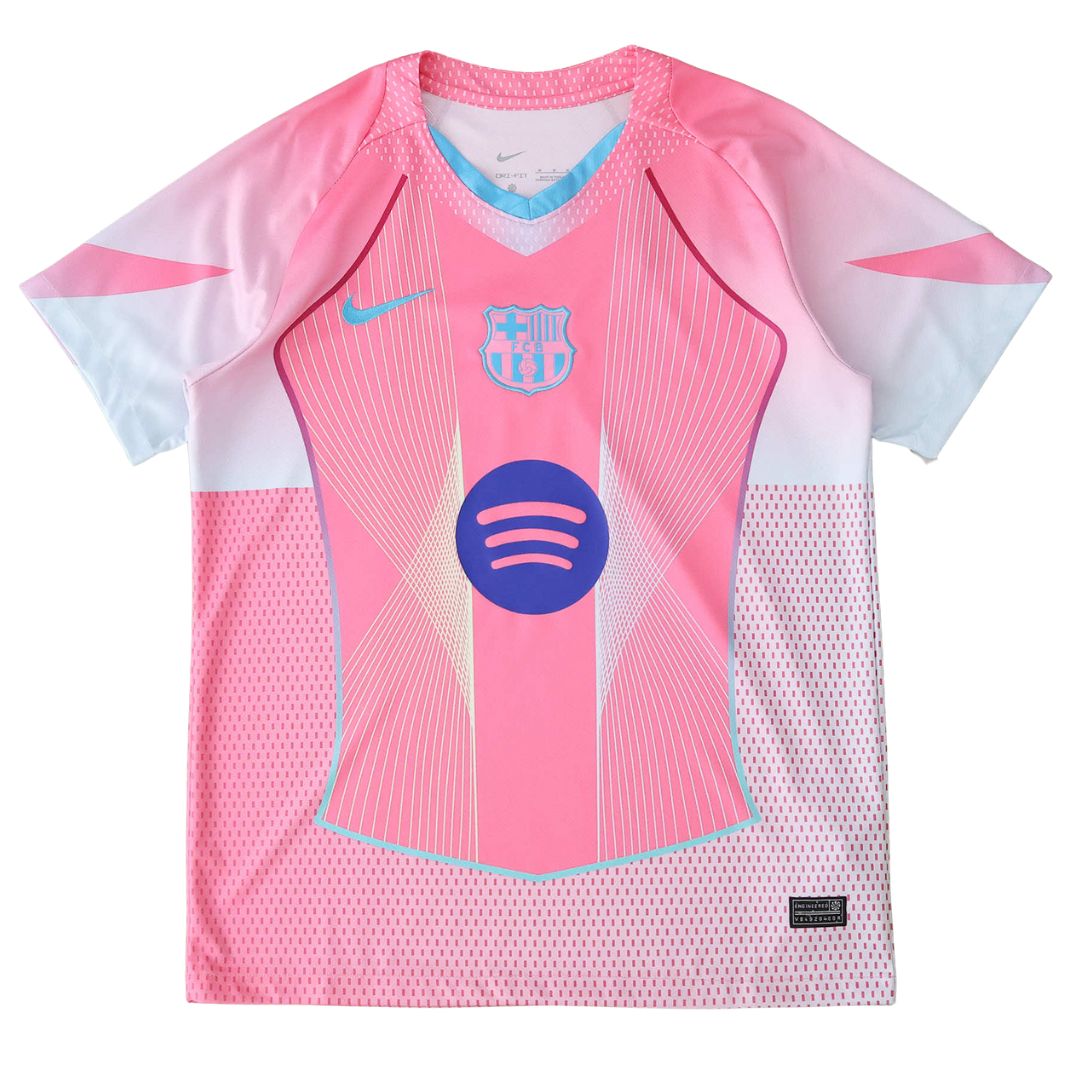 Camisa de futebol Barcelona em rosa com detalhes em azul e logo da Nike, disponível na OLYMPIC STORE.