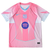 Camisa de futebol Barcelona em rosa com detalhes em azul e logo da Nike, disponível na OLYMPIC STORE.
