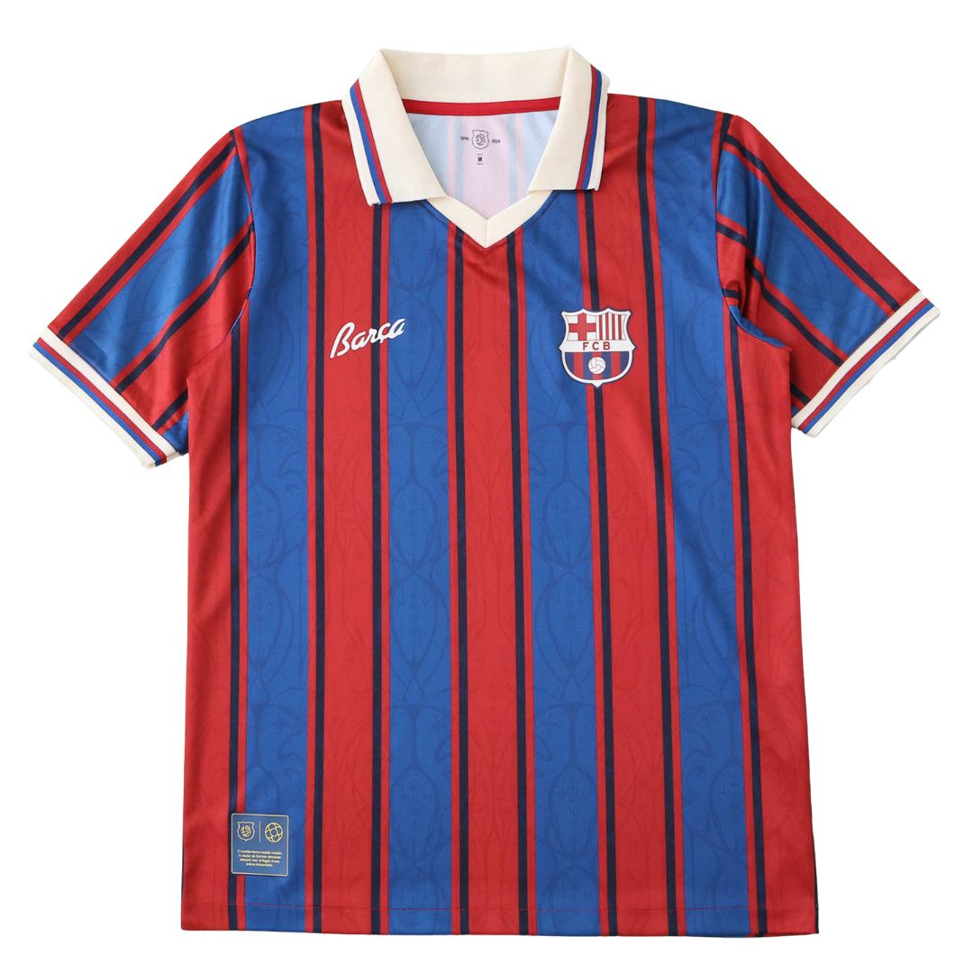 Camisa de futebol Barcelona com listras vermelhas e azuis, disponível na OLYMPIC STORE.