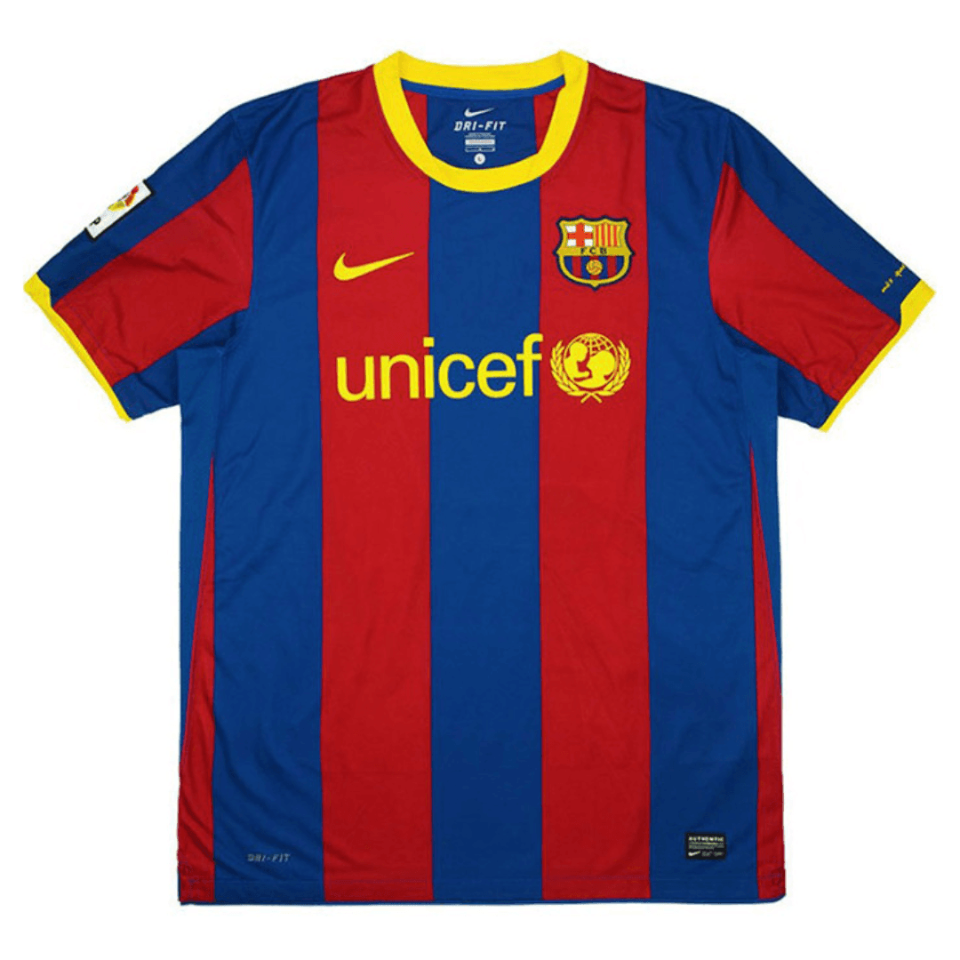 Camiseta Barcelona Home 10/11 Retro com as cores azul e vermelha, detalhes em amarelo e logotipo da Unicef.