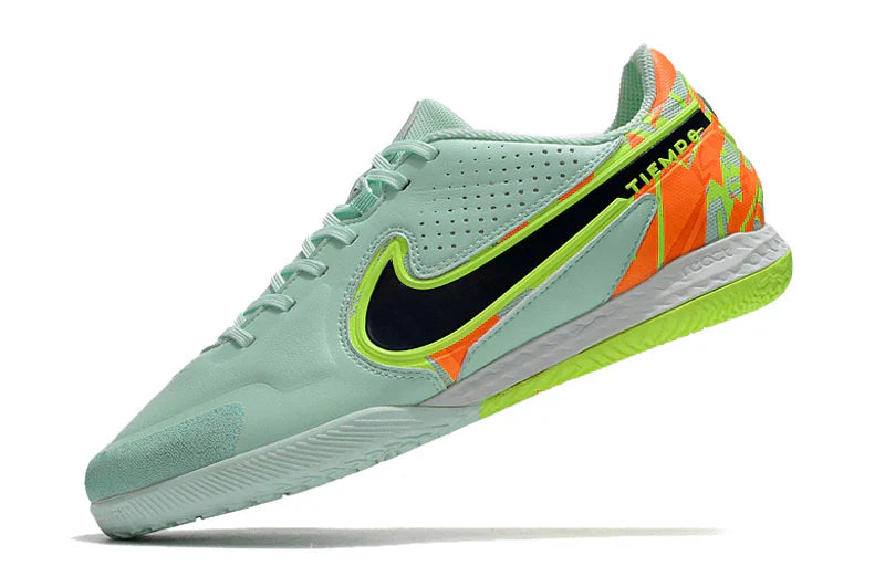 Chuteira Futsal Nike Tiempo Legend 9 Elite IC em destaque, mostrando design moderno e cores vibrantes.