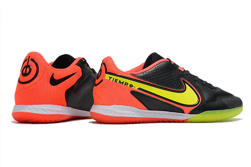 Chuteira Futsal Nike Tiempo Legend 9 Elite IC na cor preto e laranja com detalhes amarelos.