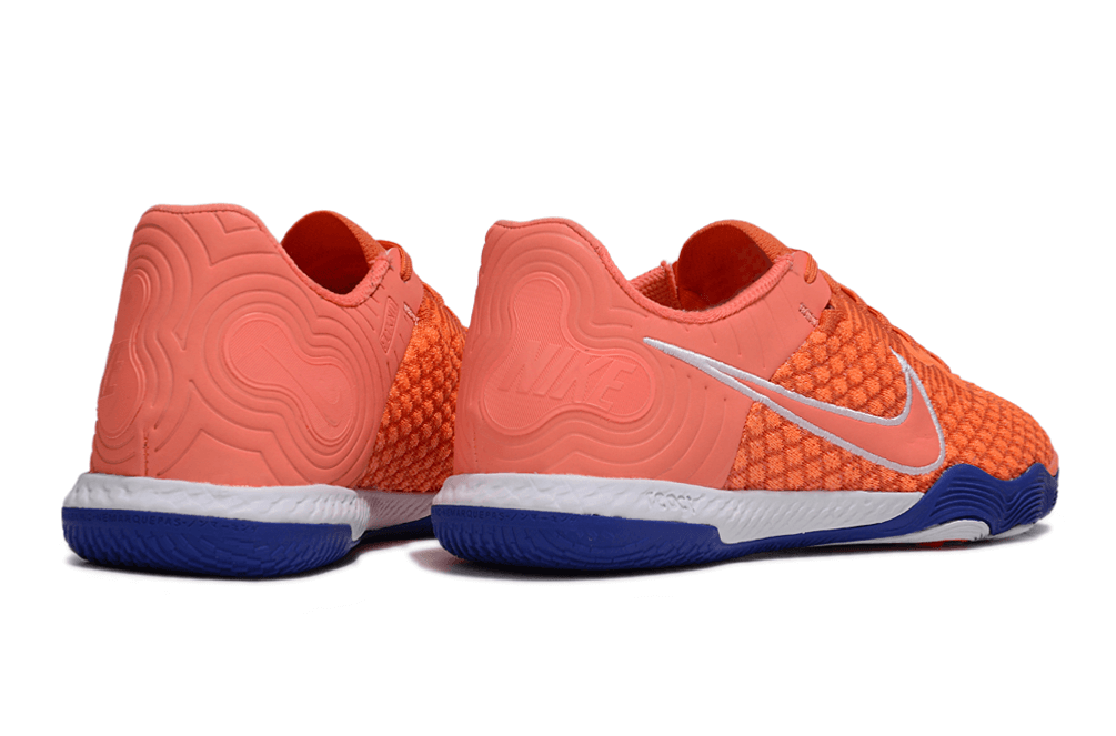Chuteira Futsal Nike React Gato IC - Laranja, Branca e Azul vista traseira com detalhes em azul