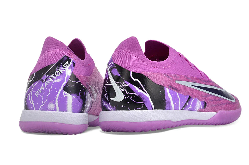 Chuteira Futsal Nike Gripknit Phantom GX Elite IC em tom rosa, ideal para desempenho em pavilhão.