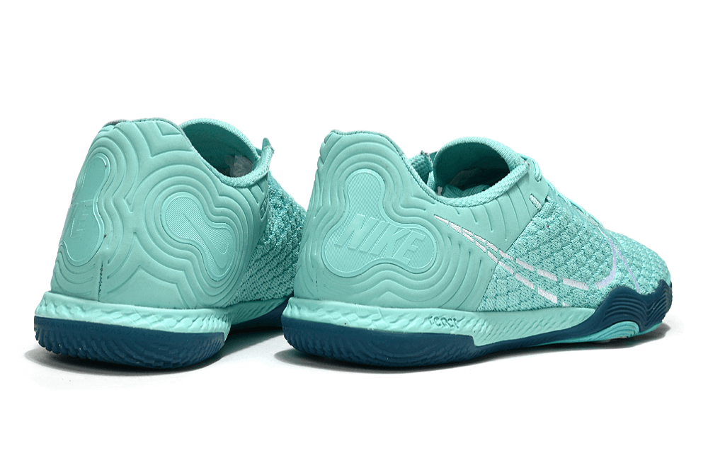 Chuteira Futsal Nike React Gato IC - Azul Oceano vista traseira destacando design e tecnologia.