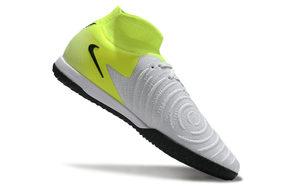 Chuteira Futsal Nike Phantom Luna IC - Branca, Verde e Preta "Mad Voltage Pack" em ângulo, destacando design e cores.