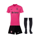 Conjunto Infantil - Sporting Edição Especial "Outubro Rosa" 24/25, camisola de futebol na cor rosa com calções pretos e meias.