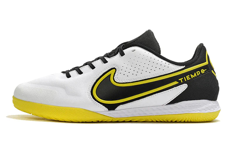 Chuteira Futsal Nike Tiempo Legend 9 Elite IC com design moderno em preto e amarelo, ideal para jogos internos.