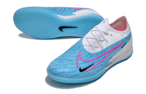 Chuteira Futsal Nike Gripknit Phantom GX Elite IC com design azul e detalhes em rosa