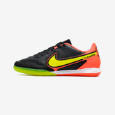 Chuteira Futsal Nike Tiempo Legend 9 Elite IC em cores vibrantes, ideal para jogos em quadra.