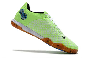 Chuteira Futsal Nike React Gato IC Verde em destaque, mostrando a parte lateral e detalhes da sola.