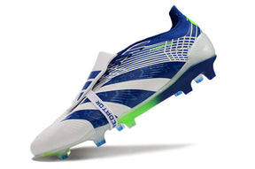 Chuteira Adidas Predator Elite Tongue FG - Branca e Azul em visão lateral, destacando design sofisticado e cores vibrantes.