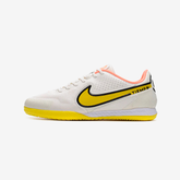 Chuteira Futsal Nike Tiempo Legend 9 Elite IC Branco com detalhes em amarelo e rosa, ideal para jogadores.