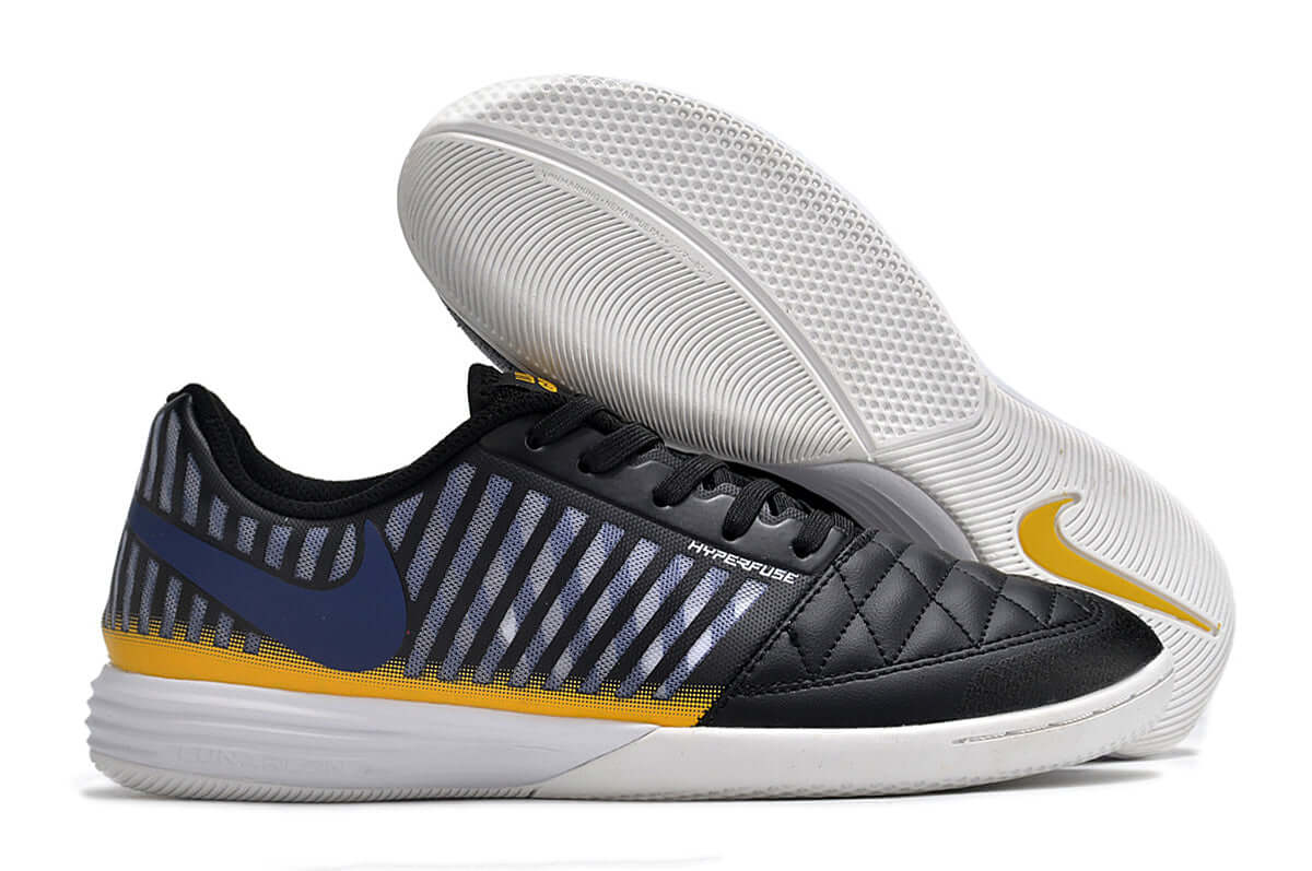 Chuteira Futsal Nike Lunar Gato IC Preta, Azul e Dourada com design moderno e tecnologia de aderência para quadra.