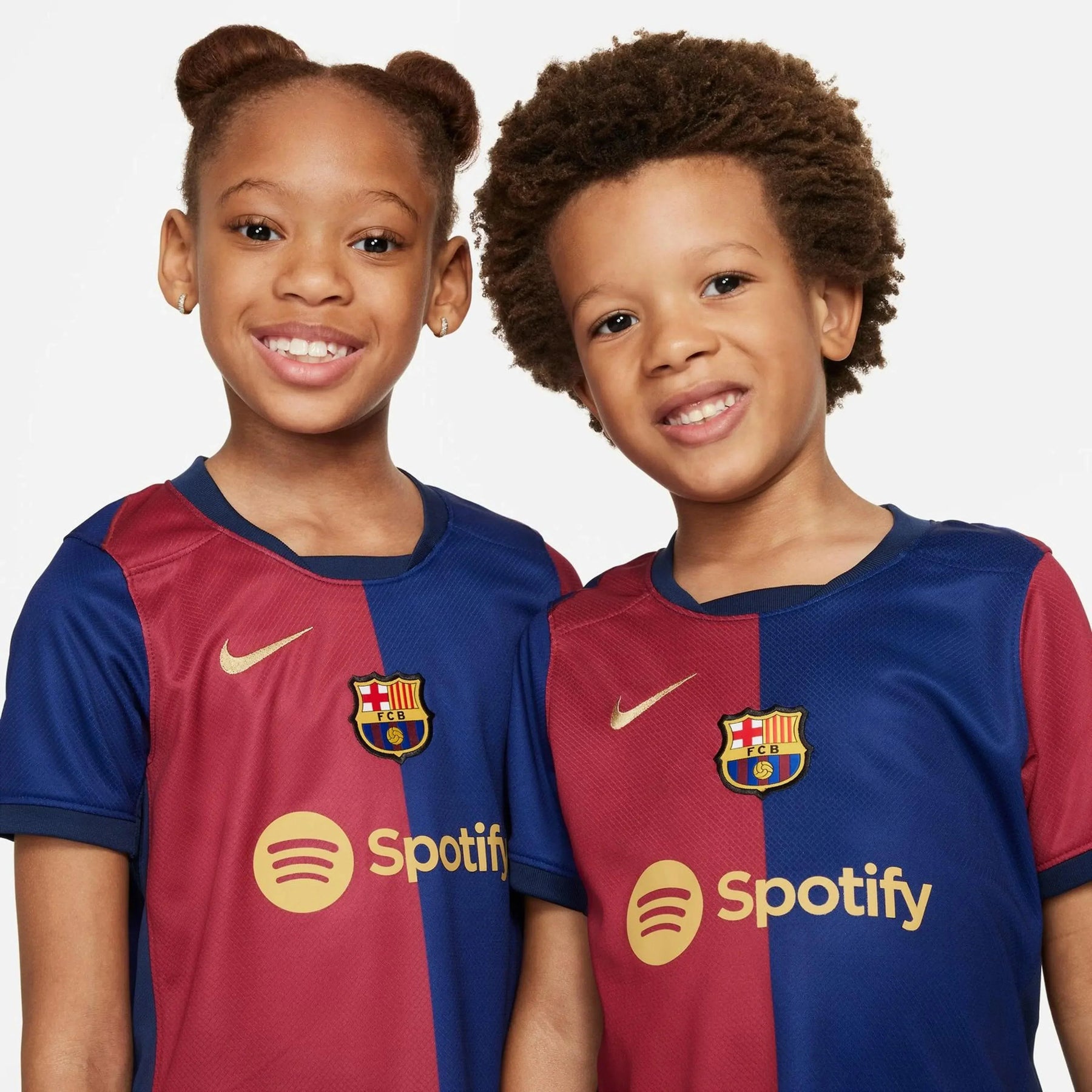 Conjunto Infantil Barcelona Home 24/25 com duas crianças sorrindo usando camisetas do Barcelona