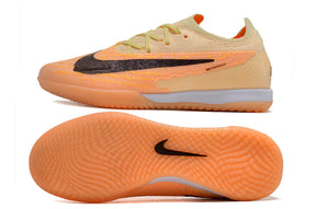 Chuteira Futsal Nike Gripknit Phantom GX Elite IC com solado laranja e design moderno.