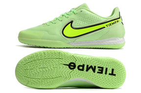 Chuteira Futsal Nike Tiempo Legend 9 Elite IC Verde com solado em borracha, ideal para quadras internas.