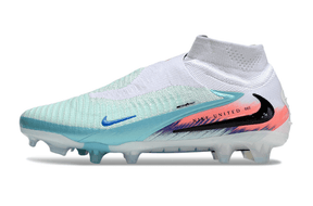 Chuteira Nike Phantom 6 Elite FG "New United Pack" em detalhe, destacando seu design e tecnologia avançada.