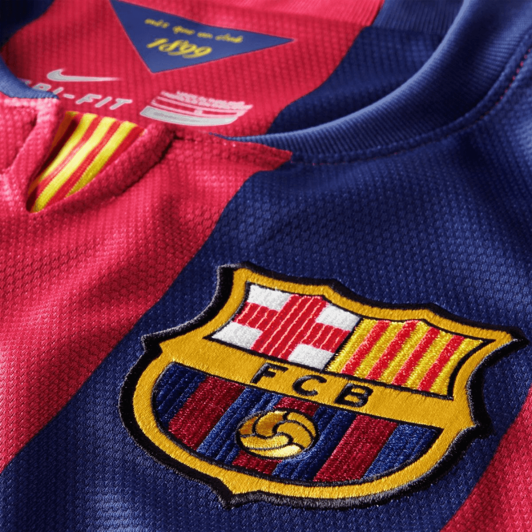 Camisa do Barcelona 14/15 com logo FCB e detalhes em vermelho e azul, disponível na Olympic Store.
