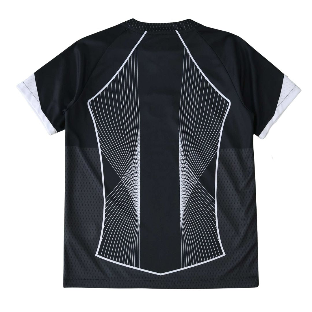 Camisola de futebol Barcelona com design moderno e gráfico em preto e branco, vista traseira.