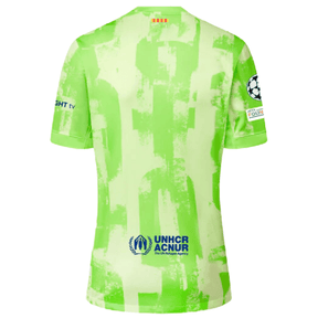 Camisa de goleiro verde com design moderno e patrocinadores, parte de uniforme do Barcelona, temporada 24/25.