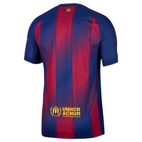 Camiseta Barcelona 25/26 com listras vermelhas e azuis, vista traseira com logo da UNHCR ACNUR.
