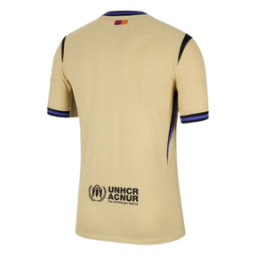 Camisola de futebol Barcelona 25/26, vista traseira, cor bege com detalhes em azul, patrocinada pela UNHCR.