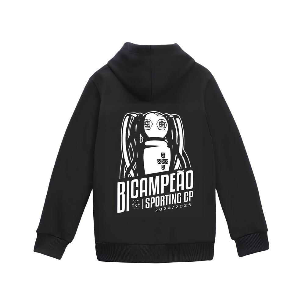Sweat Sporting Bicampeão 25/26 com capuz na cor preta, estampa do título Bicampeão na parte de trás.