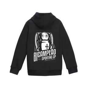 Sweat Sporting Bicampeão 25/26 com capuz na cor preta, estampa do título Bicampeão na parte de trás.