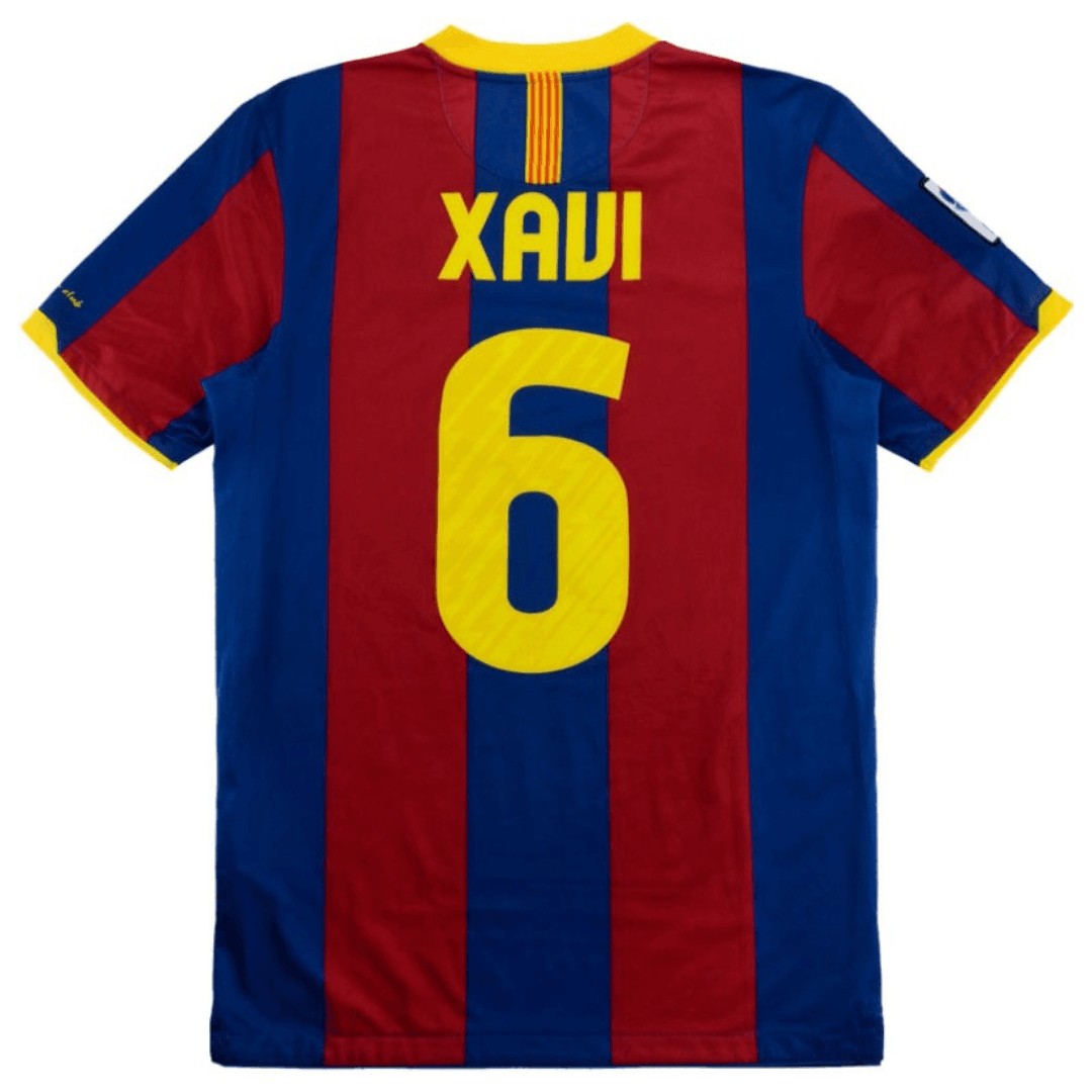 Camisa retro Barcelona Home 10/11, número 6 com nome Xavi, em cores azul e grená.