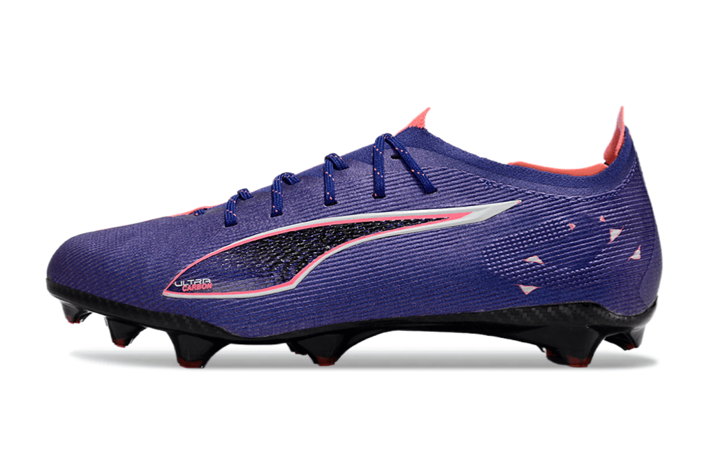 Chuteira Puma Ultra Ultimate FG Roxa "Carbon Pack" em vista lateral, ideal para desempenho em campos naturais.