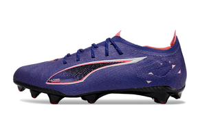 Chuteira Puma Ultra Ultimate FG Roxa "Carbon Pack" em vista lateral, ideal para desempenho em campos naturais.