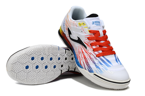 Chuteira Futsal Joma Regate Rebound IC Branca, Azul e Vermelha com design colorido e sola antiderrapante.