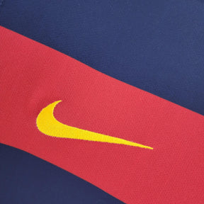 Detalhe da camisola Barcelona Home 15/16 com logo da Nike em destaque na faixa vermelha.