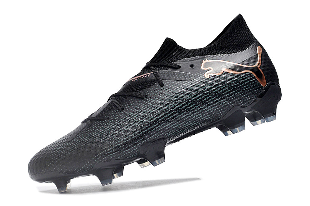 Chuteira Puma Future FTR FG Black, com design elegante e solado para gramados firmes.