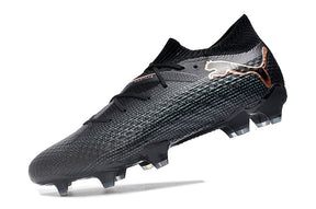 Chuteira Puma Future FTR FG Black, com design elegante e solado para gramados firmes.