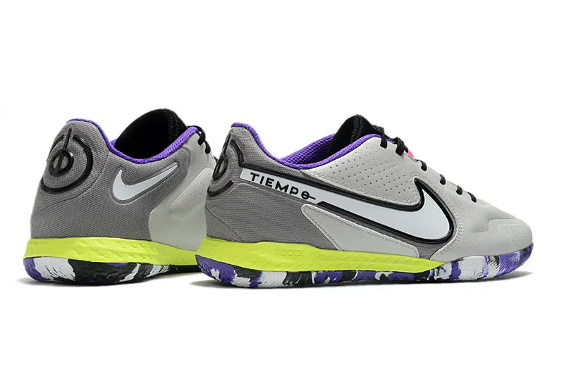 Chuteira Futsal Nike Tiempo Legend 9 Elite IC Cinza com detalhes vibrantes e design moderno.