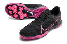 Chuteira Futsal Nike React Gato IC - Preta e Rosa com sola IC para aderência em superfícies indoor.
