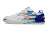 Chuteira Futsal Joma Top Flex Rebound IC na cor branca e azul com design moderno e tecnologia avançada.