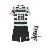 Conjunto Infantil Sporting Principal 02/03 com camisola, calções e meias nas cores verde e preto.